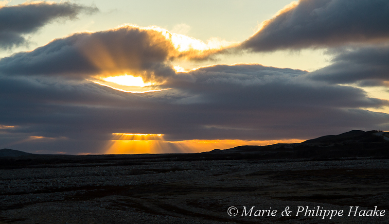 Porsanger 1145.jpg - Clin d'oeil du Soleil de Minuit, photo prise à 00:00:12, le 5 juin 2012, Porsangerfjord (Norvège)